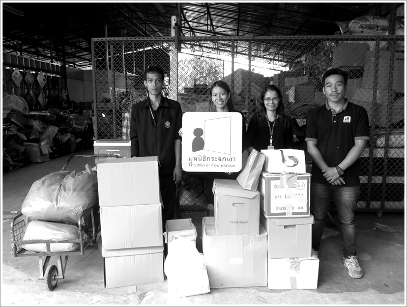 ﻿กรมบังคีบคดีได้นำหนังสือและเสื้อผ้าที่ผู้มีจิตศรัทธานำไปมอบให้กับมูลนิธิกระจกเงา